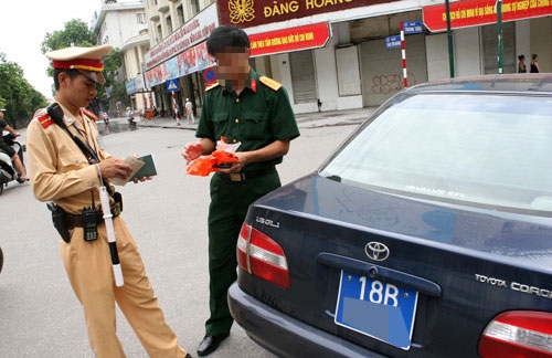 Hà Nội phạt "nguội" hơn 900 ôtô vi phạm giao thông trong hai tháng đầu năm ha noi phat nguoi hon 900 oto vi pham giao thong trong hai thang dau nam
