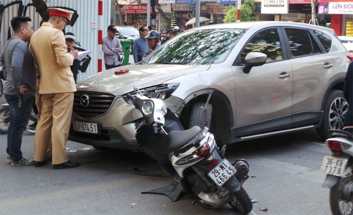 Xe ô tô tông liên hoàn nhiều xe máy trên phố Phan Bội Châu xe o to tong lien hoan nhieu xe may tren pho phan boi chau