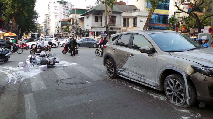 Xe ô tô tông liên hoàn nhiều xe máy trên phố Phan Bội Châu xe o to tong lien hoan nhieu xe may tren pho phan boi chau