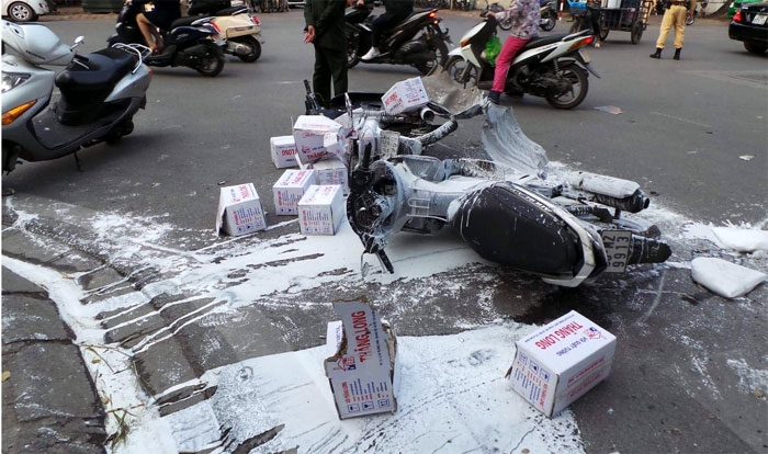Xe ô tô tông liên hoàn nhiều xe máy trên phố Phan Bội Châu xe o to tong lien hoan nhieu xe may tren pho phan boi chau