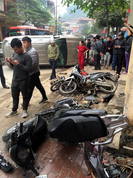 Tài xế ôtô mất lái, tông hàng loạt xe máy trên vỉa hè tai xe oto mat lai tong hang loat xe may tren via he