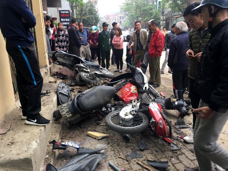 Tài xế ôtô mất lái, tông hàng loạt xe máy trên vỉa hè tai xe oto mat lai tong hang loat xe may tren via he