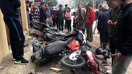 Tài xế ôtô mất lái, tông hàng loạt xe máy trên vỉa hè