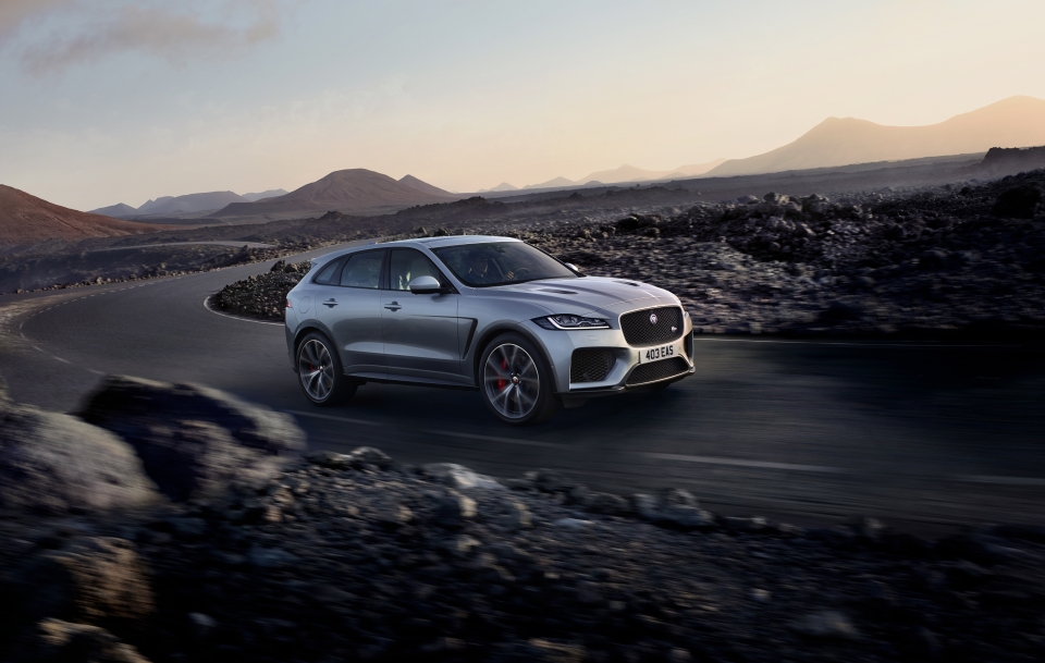 new york 2018 jaguar f pace svr doi dau mercedes amg glc 63 nho dong co v8 545 ma luc