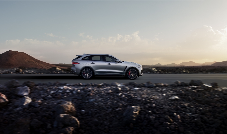 new york 2018 jaguar f pace svr doi dau mercedes amg glc 63 nho dong co v8 545 ma luc