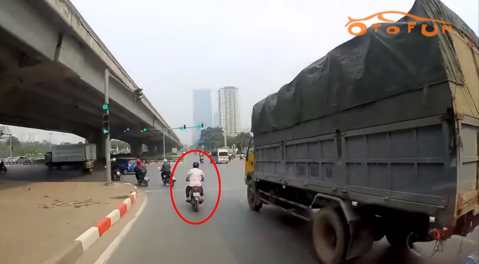 Tạt đầu ô tô, người đàn ông thoát chết trong gang tấc tat dau o to nguoi dan ong thoat chet trong gang tac