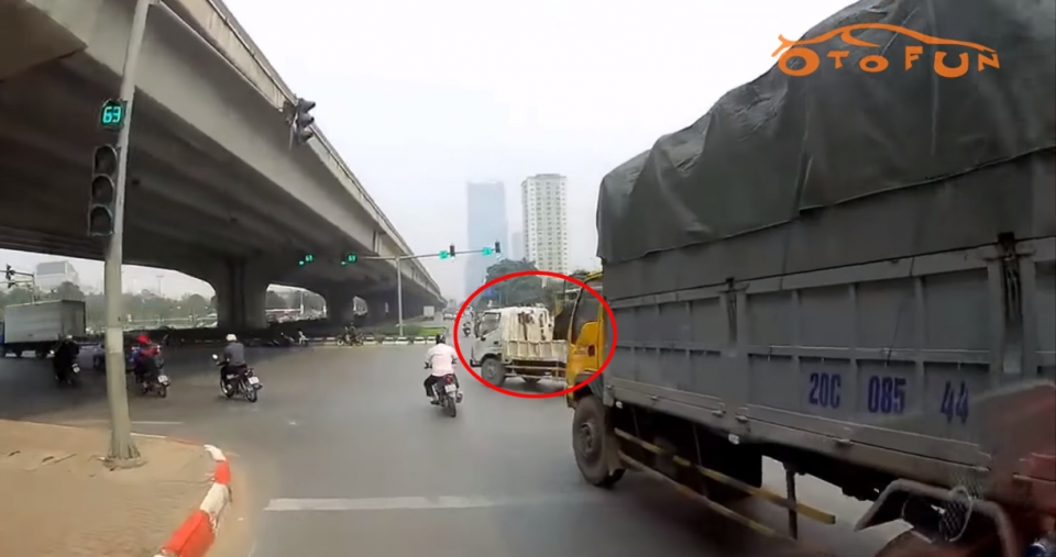 Tạt đầu ô tô, người đàn ông thoát chết trong gang tấc tat dau o to nguoi dan ong thoat chet trong gang tac