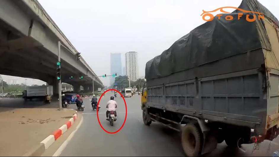 Tạt đầu ô tô, người đàn ông thoát chết trong gang tấc