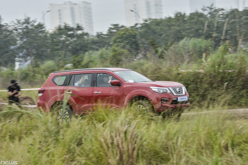xem nissan terra khoe kha nang off road o ha noi