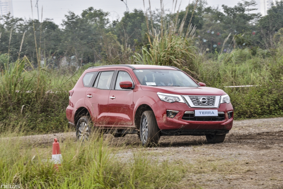xem nissan terra khoe kha nang off road o ha noi