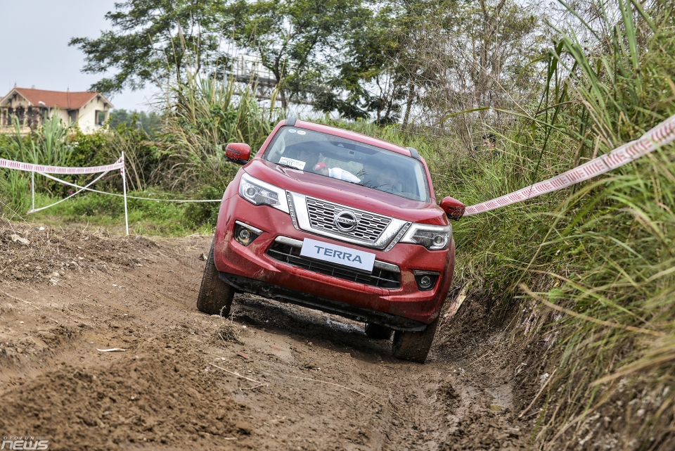 xem nissan terra khoe kha nang off road o ha noi