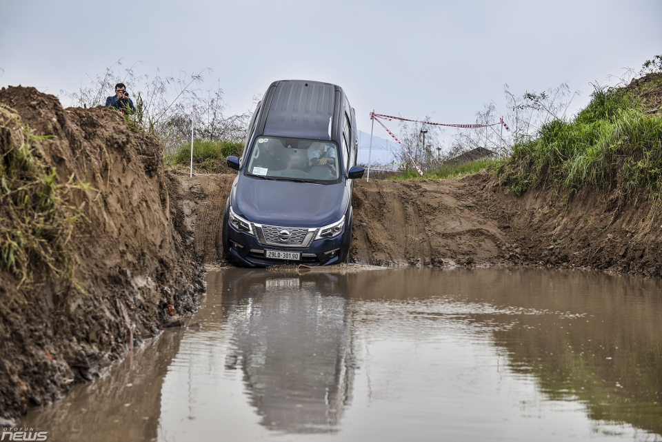 xem nissan terra khoe kha nang off road o ha noi