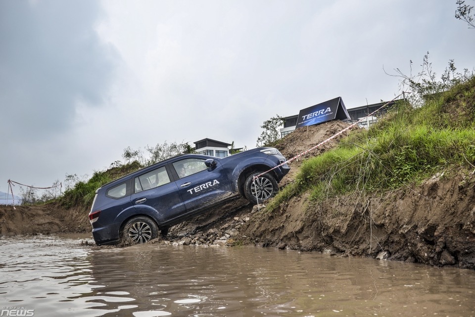 xem nissan terra khoe kha nang off road o ha noi