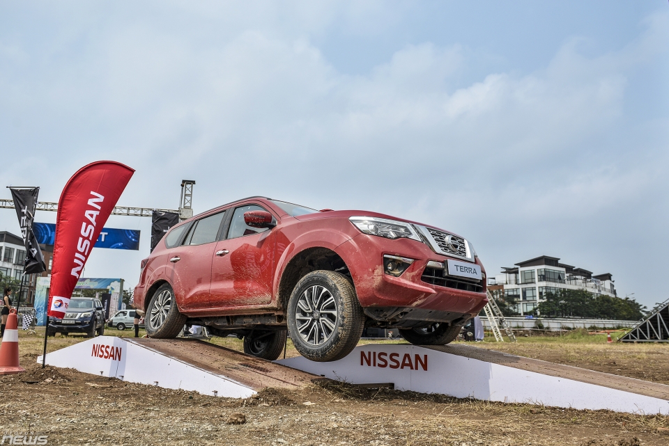 xem nissan terra khoe kha nang off road o ha noi