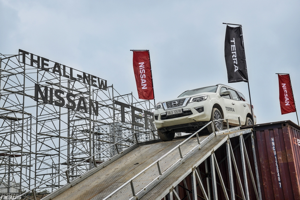 xem nissan terra khoe kha nang off road o ha noi