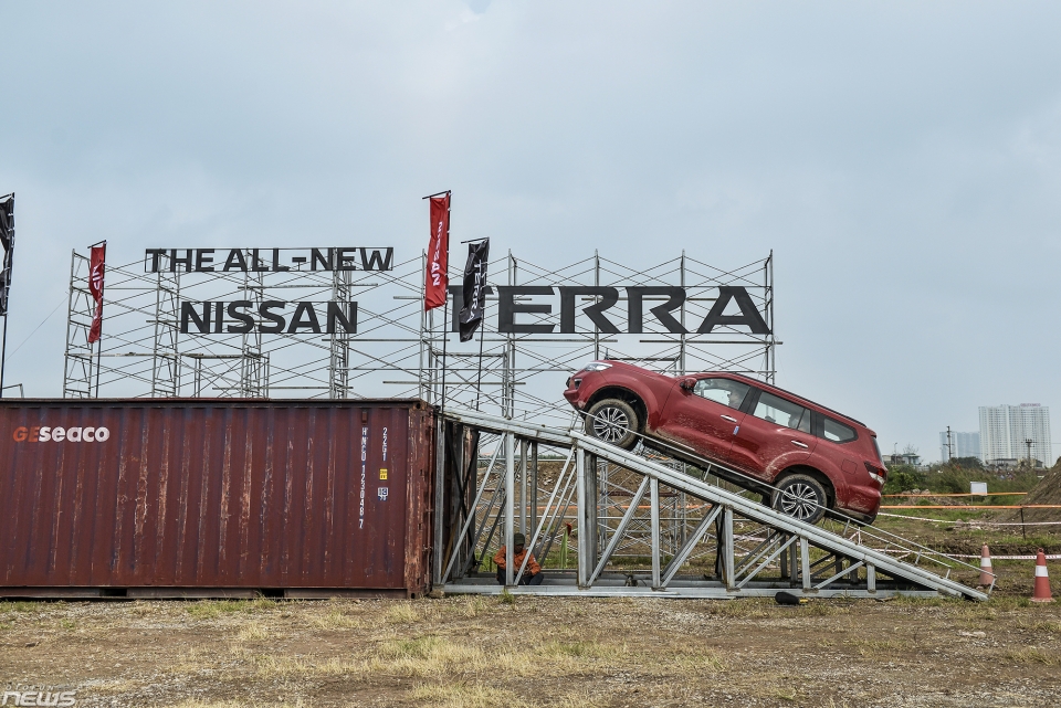 xem nissan terra khoe kha nang off road o ha noi