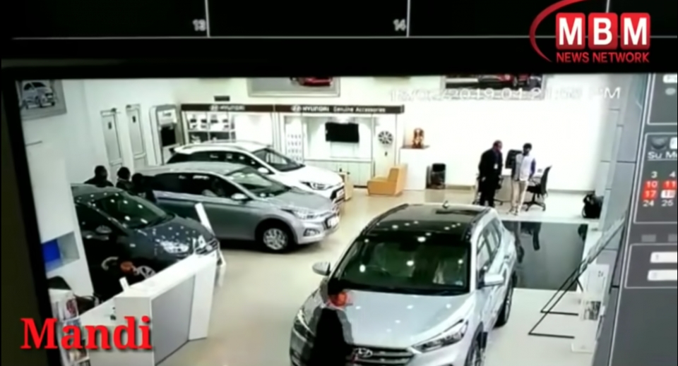 Khách hàng lái xe Hyundai vô tình đâm vỡ kính đại lý khach hang lai xe hyundai vo tinh dam vo kinh dai ly
