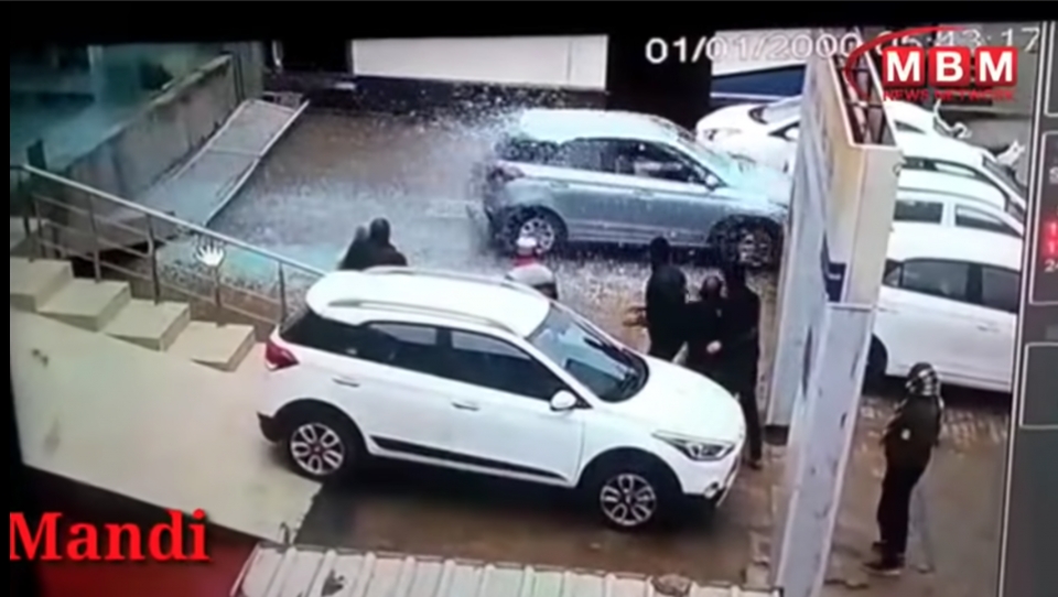 Khách hàng lái xe Hyundai vô tình đâm vỡ kính đại lý khach hang lai xe hyundai vo tinh dam vo kinh dai ly