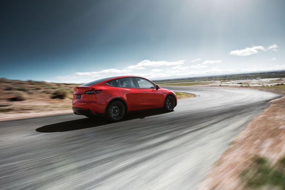 tesla model y trinh lang voi 4 phien ban gia tu 39000 usd