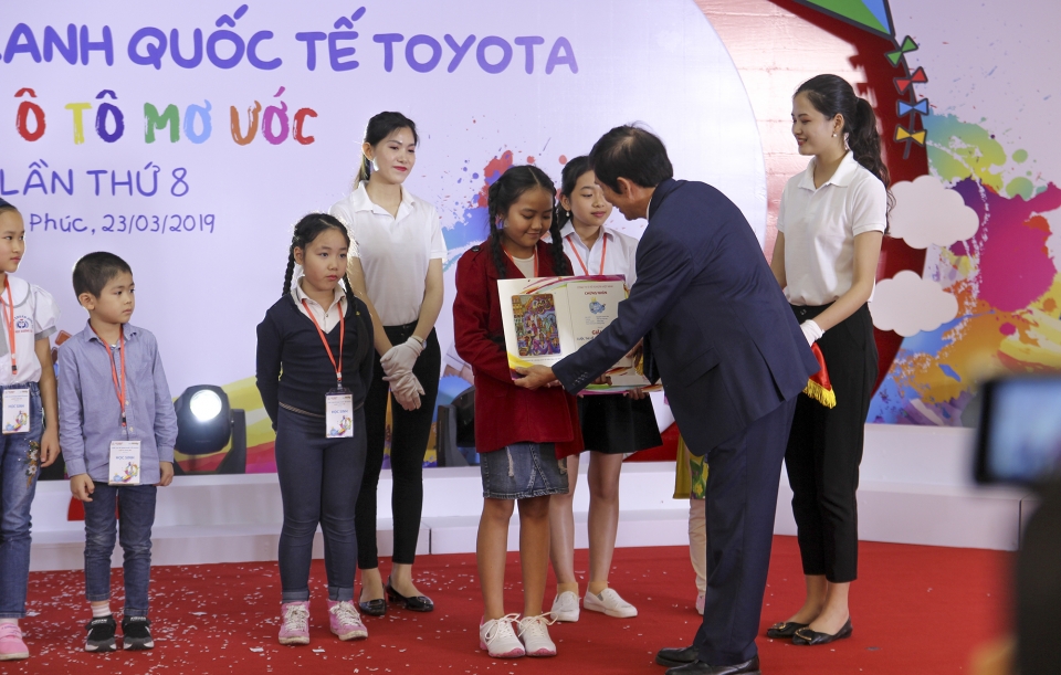 15 em nhỏ đạt giải Nhất cuộc thi vẽ tranh Quốc tế Toyota 15 em nho dat giai nhat cuoc thi ve tranh quoc te toyota