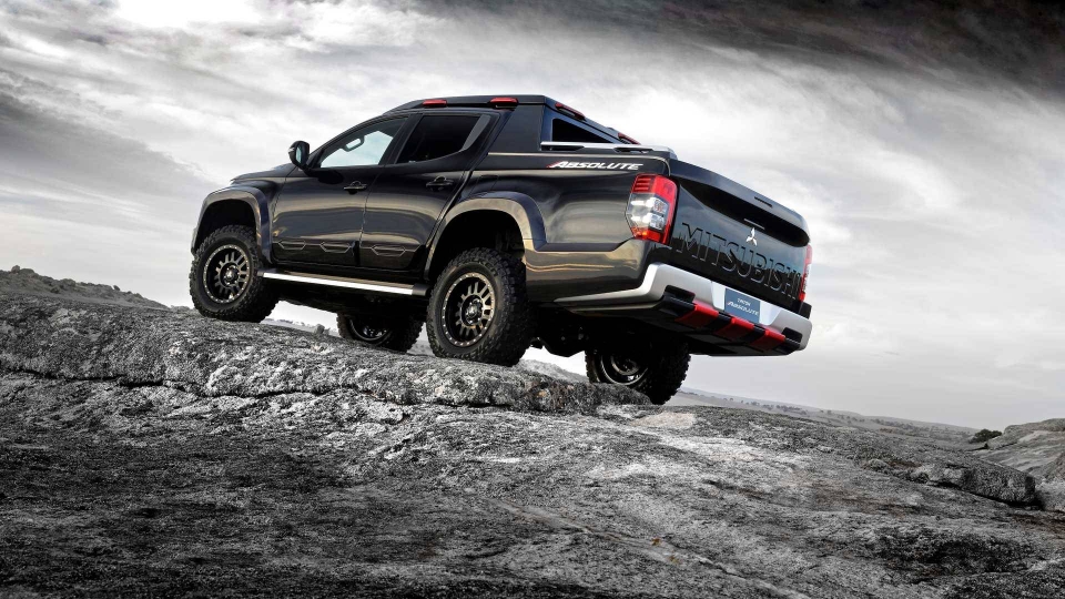 Mitsubishi Triton Absolute sẽ là "khắc tinh" của Ford Ranger Raptor ? mitsubishi triton absolute se la khac tinh cua ford ranger raptor