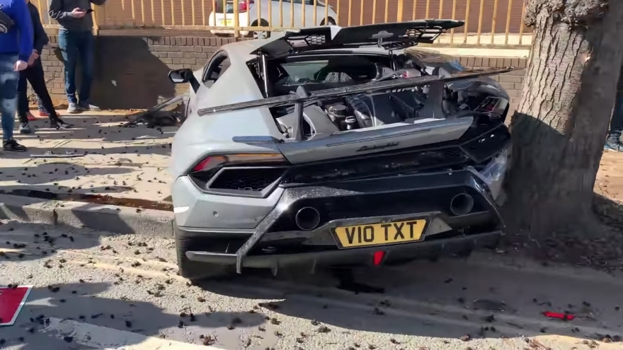 Siêu xe Lamborghini Huracan Performante biến dạng sau cú bứt tốc