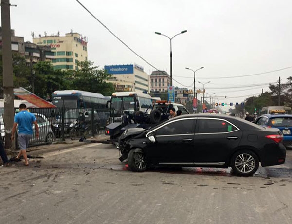 Xế hộp mất lái “cuốn phăng” dải phân cách trên đường Giải Phóng xe hop mat lai cuon phang dai phan cach tren duong giai phong