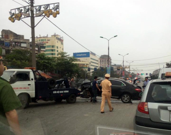 Xế hộp mất lái “cuốn phăng” dải phân cách trên đường Giải Phóng xe hop mat lai cuon phang dai phan cach tren duong giai phong