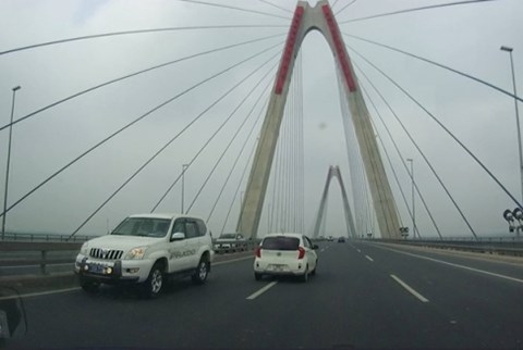 Hà Nội: Truy kỹ, xử nghiêm 5 xe ô tô đi ngược chiều trên cầu Nhật Tân ha noi truy ky xu nghiem 5 xe o to di nguoc chieu tren cau nhat tan