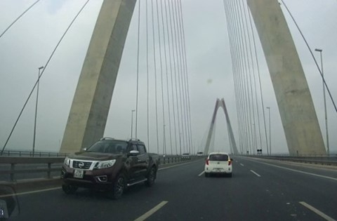 Hà Nội: Truy kỹ, xử nghiêm 5 xe ô tô đi ngược chiều trên cầu Nhật Tân ha noi truy ky xu nghiem 5 xe o to di nguoc chieu tren cau nhat tan