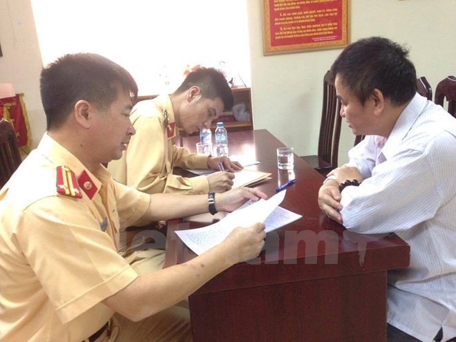 Tài xế xe biển xanh đi ngược chiều trên cầu Nhật Tân ra trình diện tai xe xe bien xanh di nguoc chieu tren cau nhat tan ra trinh dien