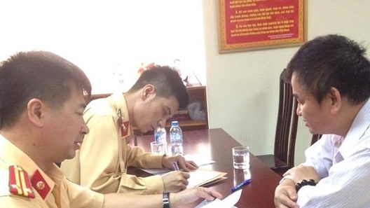 Tài xế xe biển xanh đi ngược chiều trên cầu Nhật Tân ra trình diện