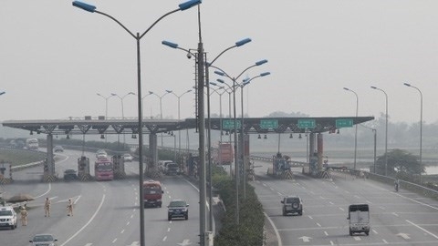 Tháo dỡ trạm phí Đại Xuyên trên cao tốc Pháp Vân trước ngày 30/4