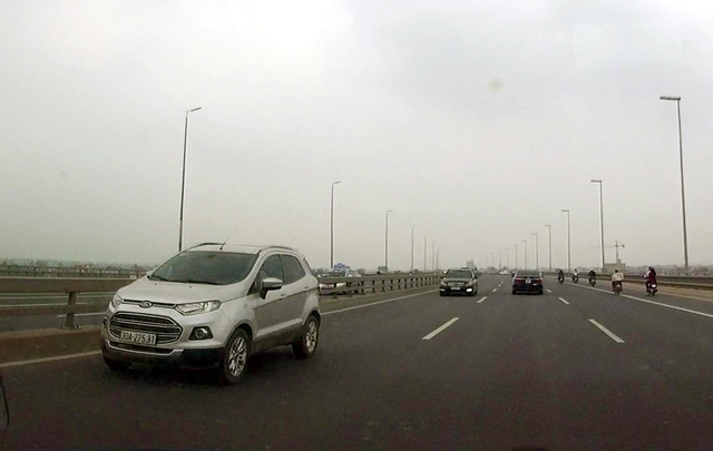 Hà Nội: Đã xử lý 4 lái xe ô tô đi ngược chiều trên cầu Nhật Tân ha noi da xu ly 4 lai xe o to di nguoc chieu tren cau nhat tan