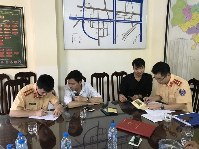 4 tai xe xe rac bi phat 17 trieu tuoc bang nghi lai 2 thang