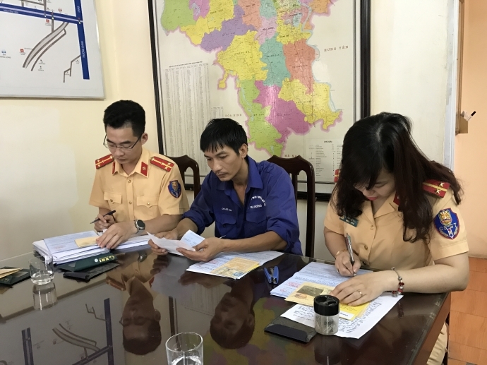 4 tai xe xe rac bi phat 17 trieu tuoc bang nghi lai 2 thang