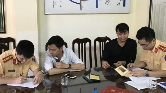 4 tài xế xe rác bị phạt 1,7 triệu, tước bằng, nghỉ lái 2 tháng