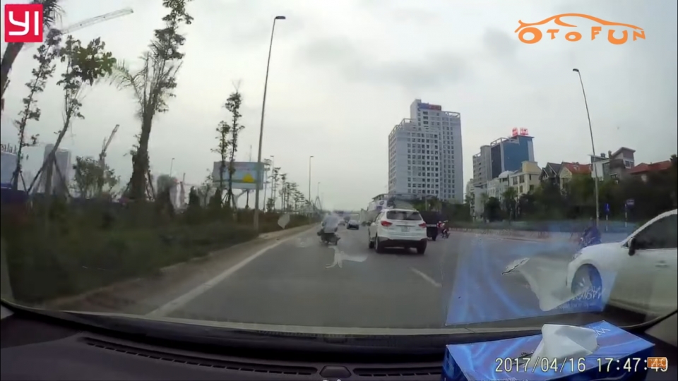 tranh nguoi di xe may o to don toa tren duong vo chi cong