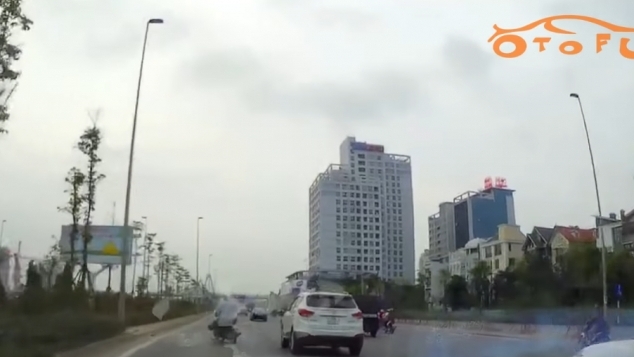 Tránh người đi xe máy, ô tô "dồn toa" trên đường Võ Chí Công
