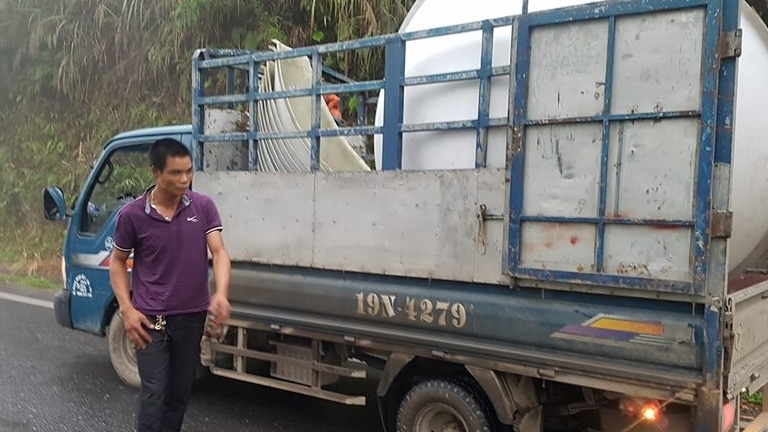 Thất thần trước pha vượt xe khuất tầm nhìn trên đường đèo