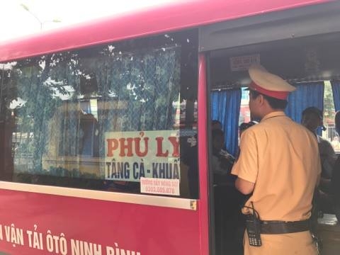 Hà Nội: CSGT xử lý xe khách vi phạm trước dịp nghỉ lễ 30/4 và 1/5 ha noi csgt xu ly xe khach vi pham truoc dip nghi le 304 va 15