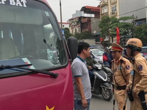 Hà Nội: CSGT xử lý xe khách vi phạm trước dịp nghỉ lễ 30/4 và 1/5 ha noi csgt xu ly xe khach vi pham truoc dip nghi le 304 va 15