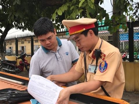 Hà Nội: CSGT xử lý xe khách vi phạm trước dịp nghỉ lễ 30/4 và 1/5 ha noi csgt xu ly xe khach vi pham truoc dip nghi le 304 va 15