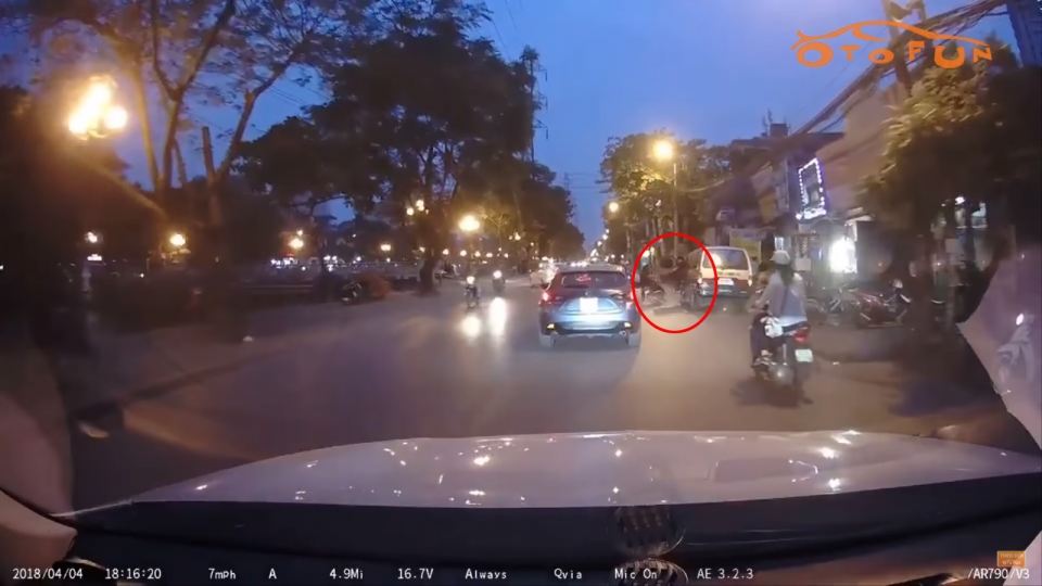 Mở cửa xe bất cẩn, tài xế gây tai nạn cho 2 thanh niên mo cua xe bat can tai xe gay tai nan cho 2 thanh nien