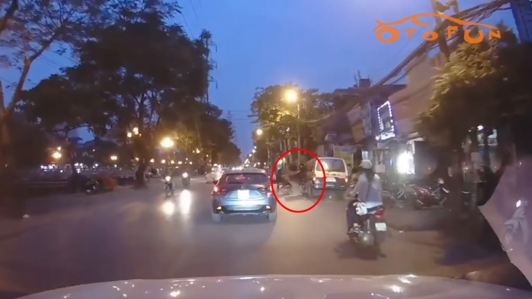 Mở cửa xe bất cẩn, tài xế gây tai nạn cho 2 thanh niên