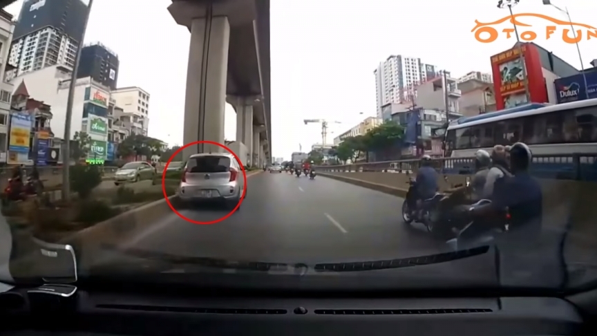 Lái xe mất tập trung, tài xế gây tai nạn cho 2 xe máy