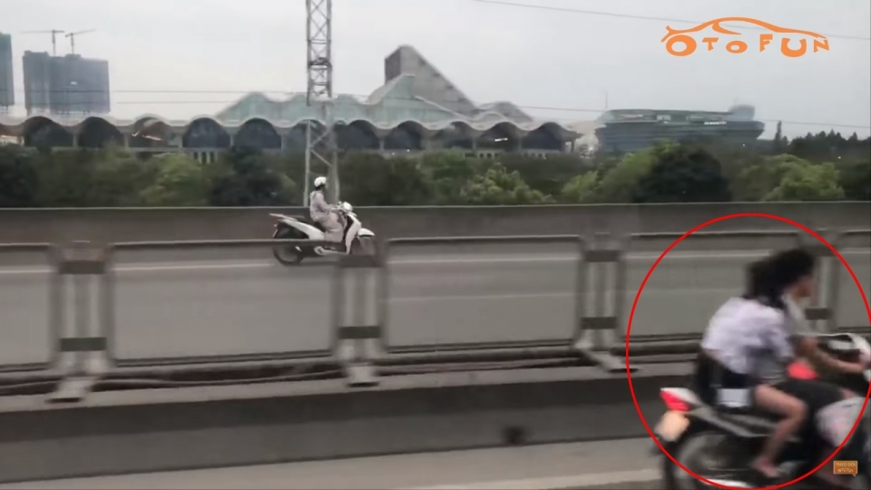 "Sốc" trước hình ảnh hàng loạt xe máy đi ngược chiều trên đường vành đai 3 trên cao