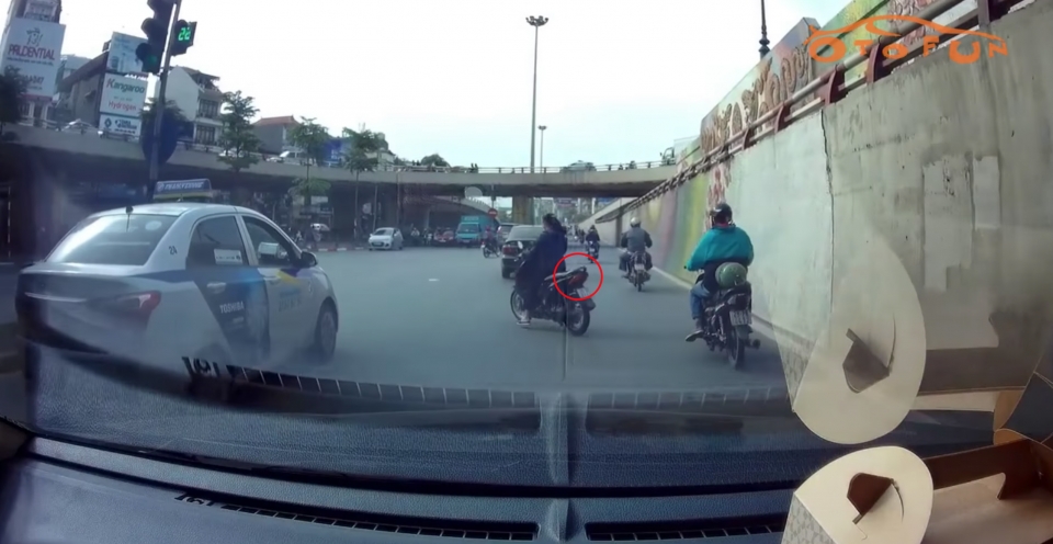 Bài học thích đáng cho người phụ nữ liều lĩnh tạt đầu ô tô bai hoc thich dang cho nguoi phu nu lieu linh tat dau o to