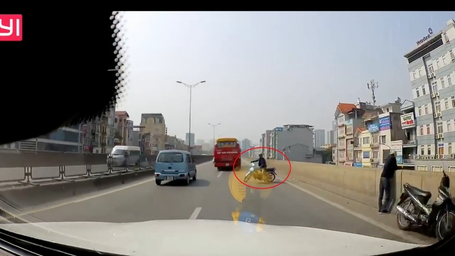 Đi xe máy ở đường trên cao đã trở thành vấn nạn nhức nhối