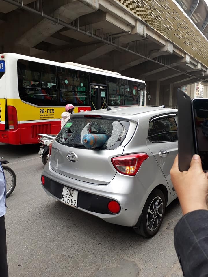 Bình khí nén 'bắn' xuyên kính hậu Hyundai i10 dang di chuyen o to bat ngo bi vat the la xuyen thung kinh sau